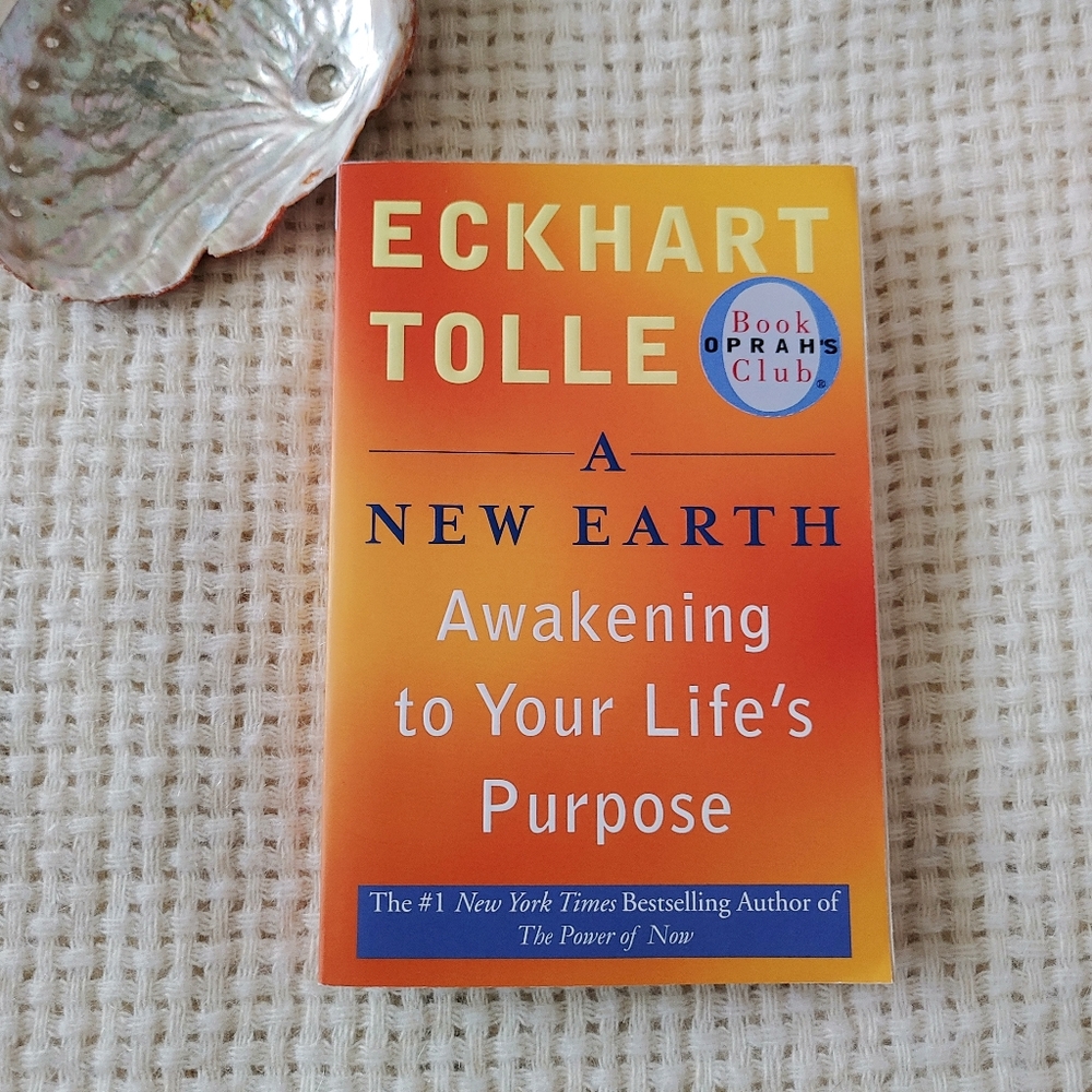 Eckhart Tolle - A New Earth: Awakening to Your Life’s Purpose Paperback Book